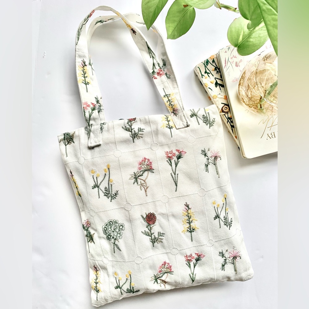 NEW Vintage-style floral embroidered fabric tote bag.